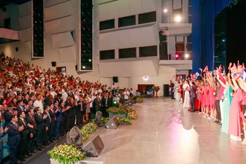 Hoạt động chính trị-nghệ thuật Kỷ niệm 60 năm Ngày thành lập Ủy ban Cuba đoàn kết với miền nam Việt Nam (1963-2023), 50 năm ngày Fidel lần đầu thăm Việt Nam và vùng mới giải phóng ở Quảng Trị, Việt Nam (1973-2023) tại thành phố Santiago de Cuba. (Ảnh: TTXVN)