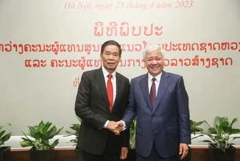 Chủ tịch Ủy ban Trung ương Mặt trận Tổ quốc Việt Nam Đỗ Văn Chiến và Ủy viên Bộ Chính trị Đảng Nhân dân Cách mạng Lào, Chủ tịch Ủy ban Trung ương Mặt trận Lào xây dựng đất nước Sinlavong Khoutphaythoune. (Ảnh: QUANG VINH)