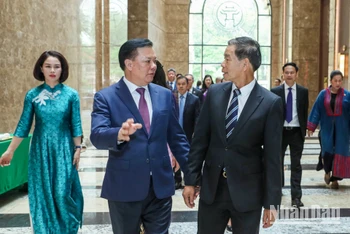 Bí thư Thành ủy Hà Nội Đinh Tiến Dũng và Chủ tịch Ủy ban Trung ương Mặt trận Lào xây dựng đất nước Sinlavong Khoutphaythoune tại buổi tiếp.