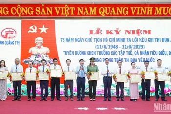 Lãnh đạo tỉnh Quảng Trị khen thưởng các tập thể có thành tích trong phòng trào thi đua yêu nước.