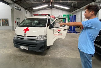 Hình ảnh xe cứu thương của Công ty TNHH Dịch vụ thương mại Cường Phúc Thọ bị các đối tượng ném đá vỡ kính quá trình vận chuyển cấp cứu bệnh nhân.