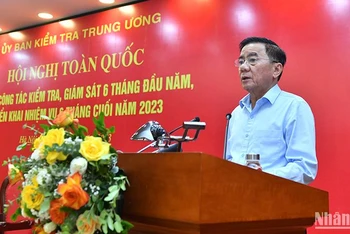 Đồng chí Trần Cẩm Tú, Ủy viên Bộ Chính trị, Bí thư Trung ương Đảng, Chủ nhiệm Ủy ban Kiểm tra Trung ương phát biểu ý kiến chỉ đạo. (Ảnh: ĐĂNG KHOA)