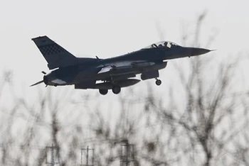 Máy bay chiến đấu F-16 của Mỹ chuẩn bị hạ cánh xuống căn cứ không quân Osan ở Pyeongtaek (Hàn Quốc) ngày 4/11/2022. (Ảnh: AFP/TTXVN)