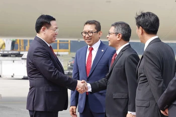Các quan chức Indonesia đón Chủ tịch Quốc hội Vương Đình Huệ tại Sân bay quốc tế Soekarno Hatta, thủ đô Jakarta.