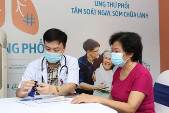 Người tham dự được khám, tư vấn bệnh hô hấp và chụp X-quang lồng ngực miễn phí trong khuôn khổ Lễ phát động chiến dịch. 