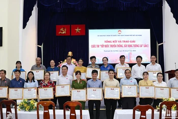 Ban tổ chức trao giải cho các cá nhân đoạt giải.