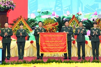 Đại tướng Phan Văn Giang trao bức trướng tặng Công đoàn quân đội.