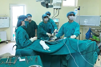 Các bác sĩ đang thực hiện ca phẫu thuật nội soi 3D cho người bệnh ung thư đường tiêu hóa.