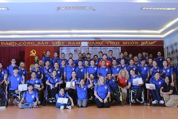 Các huấn luyện viên và vận động viên tham gia chương trình. (Ảnh: Đại sứ quán Hoa Kỳ)