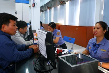 Nhân viên bán vé tàu Tết Giáp Thìn.