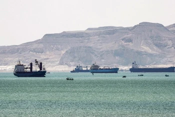 Tàu thuyền di chuyển qua kênh đào Suez, Ai Cập. (Ảnh: AFP/TTXVN)