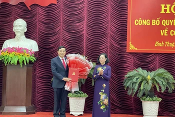 Đồng chí Trương Thị Mai, Ủy viên Bộ Chính trị, Thường trực Ban Bí thư Trung ương Đảng, Trưởng Ban Tổ chức Trung ương Đảng trao quyết định cho đồng chí Nguyễn Hoài Anh, Bí thư Tỉnh ủy Bình Thuận.