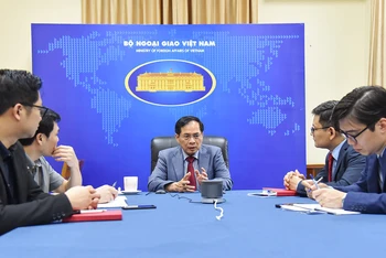 Bộ trưởng Bộ Ngoại giao Bùi Thanh Sơn điện đàm với Bộ trưởng Ngoại giao và Hợp tác Cộng hòa Benin Olushegun Adjadi Bakari. (Ảnh: Bộ Ngoại giao)
