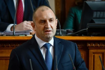 Tổng thống Bulgaria Rumen Radev phát biểu trước Quốc hội tại Sofia. (Ảnh: AFP/TTXVN)