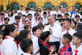 Chủ tịch nước Tô Lâm cùng các đại biểu.