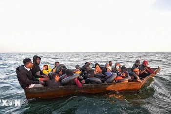 Người di cư lênh đênh trên Địa Trung Hải ở ngoài khơi bờ biển thành phố Sfax, Tunisia. (Ảnh: AFP/TTXVN)