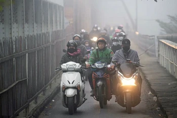 Khu vực Hà Nội trời nhiều mây, đêm và sáng sớm có mưa nhỏ, mưa phùn và sương mù rải rác.