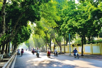 Khu vực Hà Nội ngày nắng, đêm có mưa rào vài nơi, nhiệt độ cao nhất từ 31-33 độ C. (Ảnh: TUỆ NGHI)