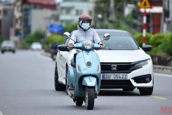 Từ đêm 12/4, khu vực Hà Nội trời chuyển lạnh, nhiệt độ thấp nhất từ 17-19 độ C. (Ảnh: MINH DUY)