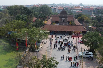 Du khách tham quan Chùa Dâu.