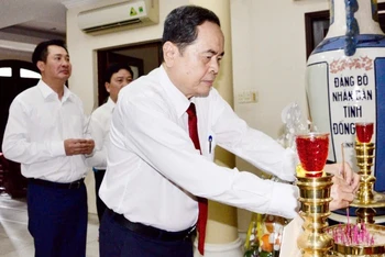 Chủ tịch Quốc hội Trần Thanh Mẫn dâng hương tưởng nhớ tri ân những đóng góp to lớn của cố Chủ tịch Quốc hội Nguyễn Hữu Thọ. (Ảnh: quochoi.vn)