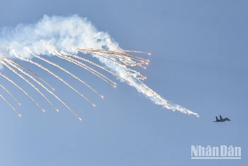 Su-30MK2 thả bẫy nhiệt trên bầu trời.