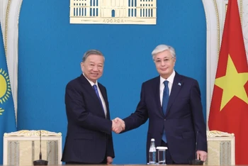 Tổng Bí thư Tô Lâm và Tổng thống Kassym-Jomart Tokayev thông qua Tuyên bố chung về thiết lập quan hệ Đối tác chiến lược Việt Nam-Kazakhstan. (Ảnh: TTXVN)