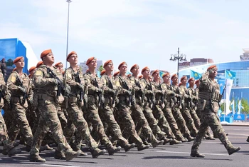 Các lực lượng vũ trang Kazakhstan duyệt binh tại buổi lễ.