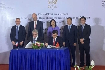 Tổng Giám đốc EVNSPC Nguyễn Phước Đức và Chủ tịch HDF Energy Damien Havard ký kết hợp tác phát triển điện hydrogen xanh tại Việt Nam.