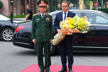 Bộ trưởng Quốc phòng Phan Văn Giang đón Bộ trưởng Quân đội Pháp Sébastien Lecornu.