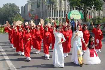 Carnaval Áo dài “Phụ nữ Thủ đô hội nhập và phát triển” năm 2024.