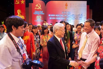 Tổng Bí thư Nguyễn Phú Trọng với các thế hệ cán bộ Tạp chí Cộng sản tại Lễ kỷ niệm 85 năm Ngày Tạp chí Cộng sản ra số đầu và đón nhận Huân chương Hồ Chí Minh lần thứ hai. (Ảnh: Văn Thành/www.tapchicongsan.org.vn)