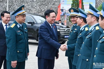 Chủ tịch Quốc hội Vương Đình Huệ với cán bộ, chiến sĩ Trung đoàn Không quân 921.