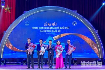 Ra mắt Ban Giám hiệu Trường Khoa học liên ngành và Nghệ thuật, Đại học Quốc gia Hà Nội.