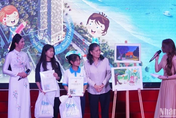 Chủ tịch Hội Bảo vệ quyền trẻ em Việt Nam Nguyễn Thị Thanh Hòa và Hoa hậu Việt Nam 2010 Đặng Ngọc Hân trao giải cho 2 thí sinh nghị lực của cuộc thi.