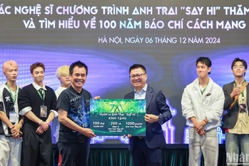 Đại diện DatVietVAC và chương trình “Anh trai say hi” trao tặng vé mời xem concert “Anh trai say hi” ngày 9/12, poster “Anh trai say hi”, thẻ VieON và giao lưu với các bạn đọc trẻ Báo Nhân Dân.