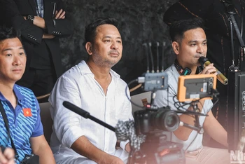 Đạo diễn Phú Trần (ngoài cùng bên phải) trong buổi ghi hình MV.