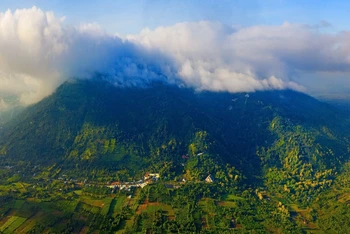 Núi Chứa Chan, hay còn gọi là núi Gia Lào, tọa lạc tại huyện Xuân Lộc, tỉnh Đồng Nai. (Ảnh: NGUYỄN AN)