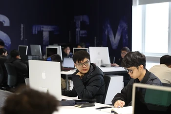 Tân sinh viên trúng tuyển vào Đại học Quốc gia Hà Nội từ khóa 2025 sẽ được đào tạo học phần “Nhập môn công nghệ số và ứng dụng trí tuệ nhân tạo”.