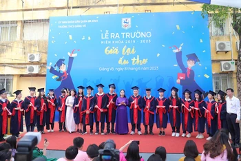 Học sinh lớp 9 nhận giấy chứng nhận tốt nghiệp THCS tạm thời.
