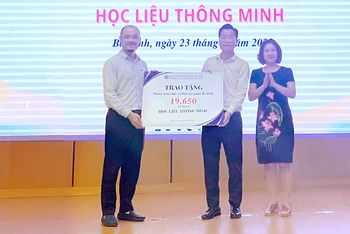 Đại diện lãnh đạo Phòng Giáo dục và Đào tạo quận Ba Đình tiếp nhận tài khoản học liệu thông minh.