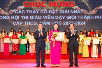 Lãnh đạo Sở Giáo dục và Đào tạo Hà Nội trao thưởng giáo viên đoạt giải Nhất.