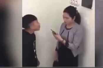 Hình ảnh học sinh có hành vi bạo lực, xúc phạm giáo viên xuất hiện trên mạng xã hội.