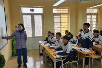 Học sinh Vũ Thế Sơn, Trường trung học phổ thông Phùng Khắc Khoan - Thạch Thất (đứng phát biểu) đoạt giải Nhì môn Vật lý.