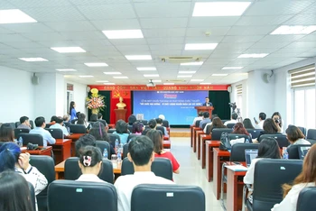 Quang cảnh buổi tọa đàm và phát động cuộc thi viết.