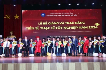 Quang cảnh buổi lễ trao bằng tốt nghiệp. (Ảnh: THANH TÙNG)