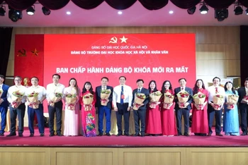 Ban Chấp hành Đảng bộ khóa mới ra mắt.