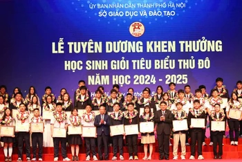 Quang cảnh buổi Lễ tuyên dương, khen thưởng học sinh giỏi tiêu biểu. (Ảnh: THANH TÙNG)