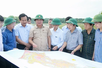 Phó Bí thư Tỉnh ủy, Chủ tịch Ủy ban nhân dân tỉnh Quảng Trị Võ Văn Hưng kiểm tra thực tế khu vực dự kiến khởi công xây dựng Dự án Cảng hàng không Quảng Trị giai đoạn 1 tại xã Gio Quang.