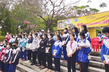 Xúc động với hơn 30 học sinh có hoàn cảnh mồ côi đến với chương trình ý nghĩa.